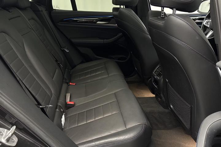 Grå BMW iX3 fra 2023