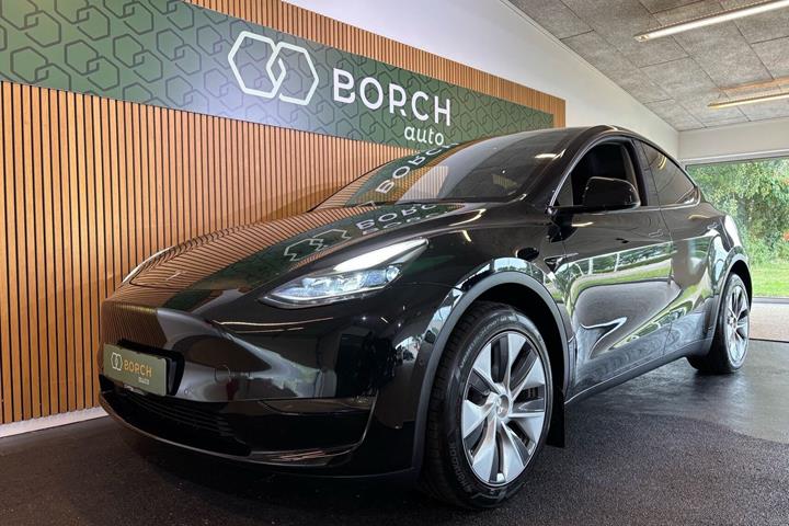 Sort Tesla Model Y fra 2022 set udefra