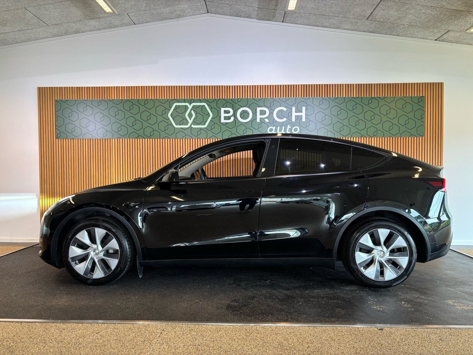 Sort Tesla Model Y fra 2022