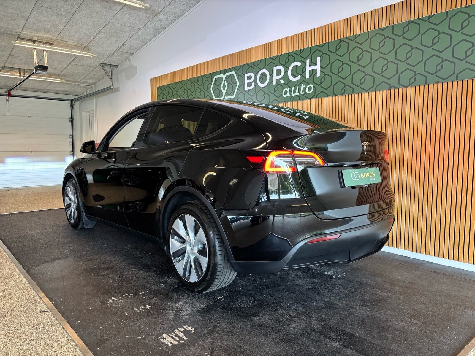 Sort Tesla Model Y fra 2022