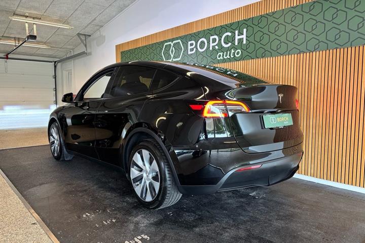Sort Tesla Model Y fra 2022