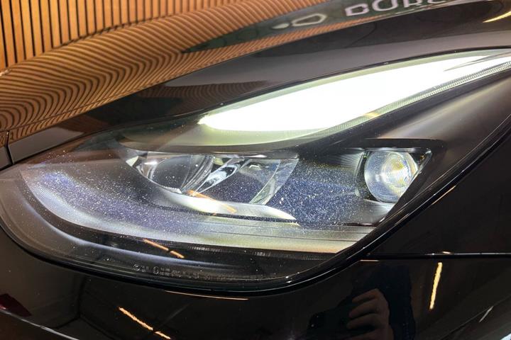 Sort Tesla Model Y fra 2022