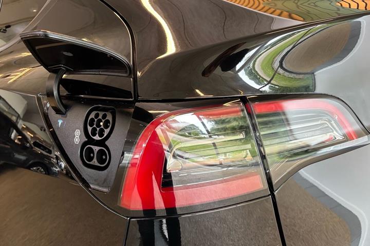 Sort Tesla Model Y fra 2022