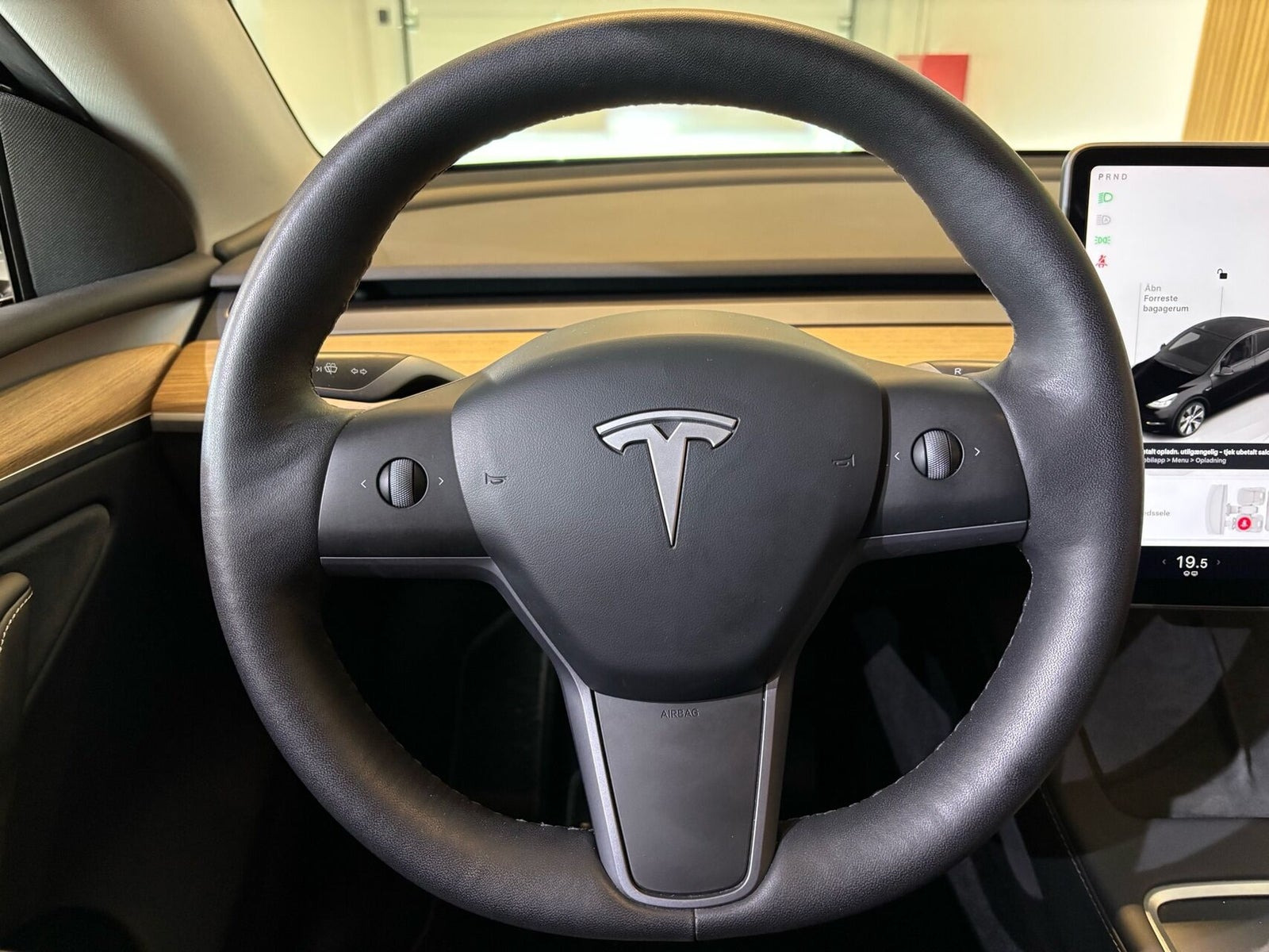 Sort Tesla Model Y fra 2022