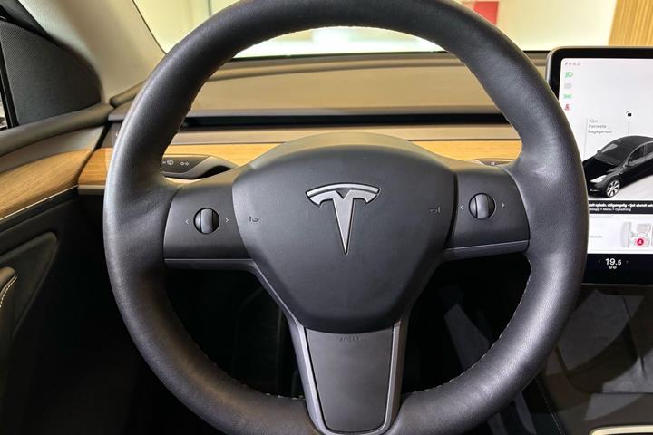 Sort Tesla Model Y fra 2022