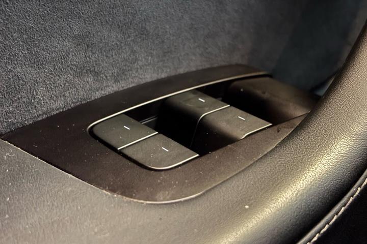 Sort Tesla Model Y fra 2022