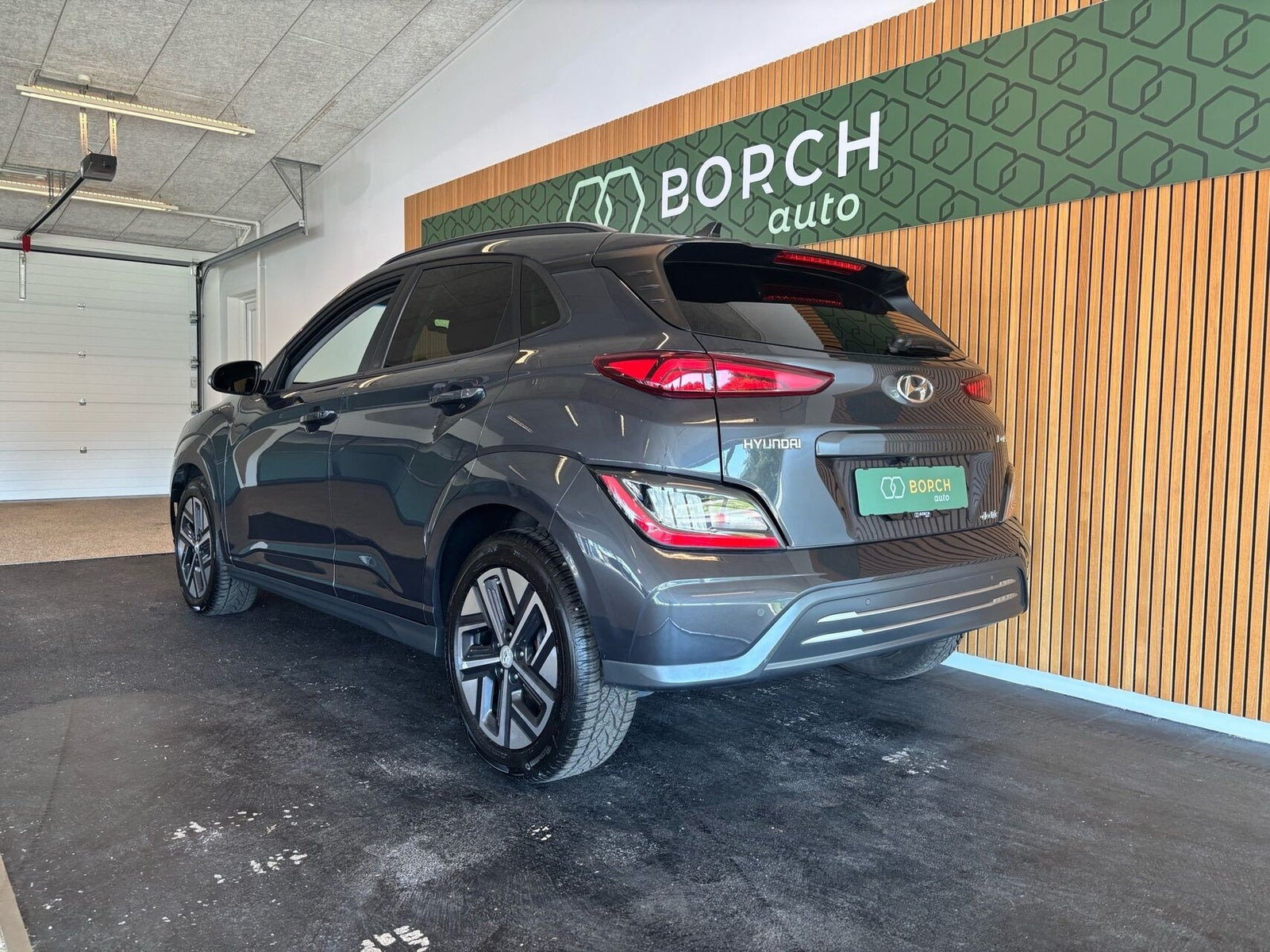 Grå Hyundai Kona fra 2021