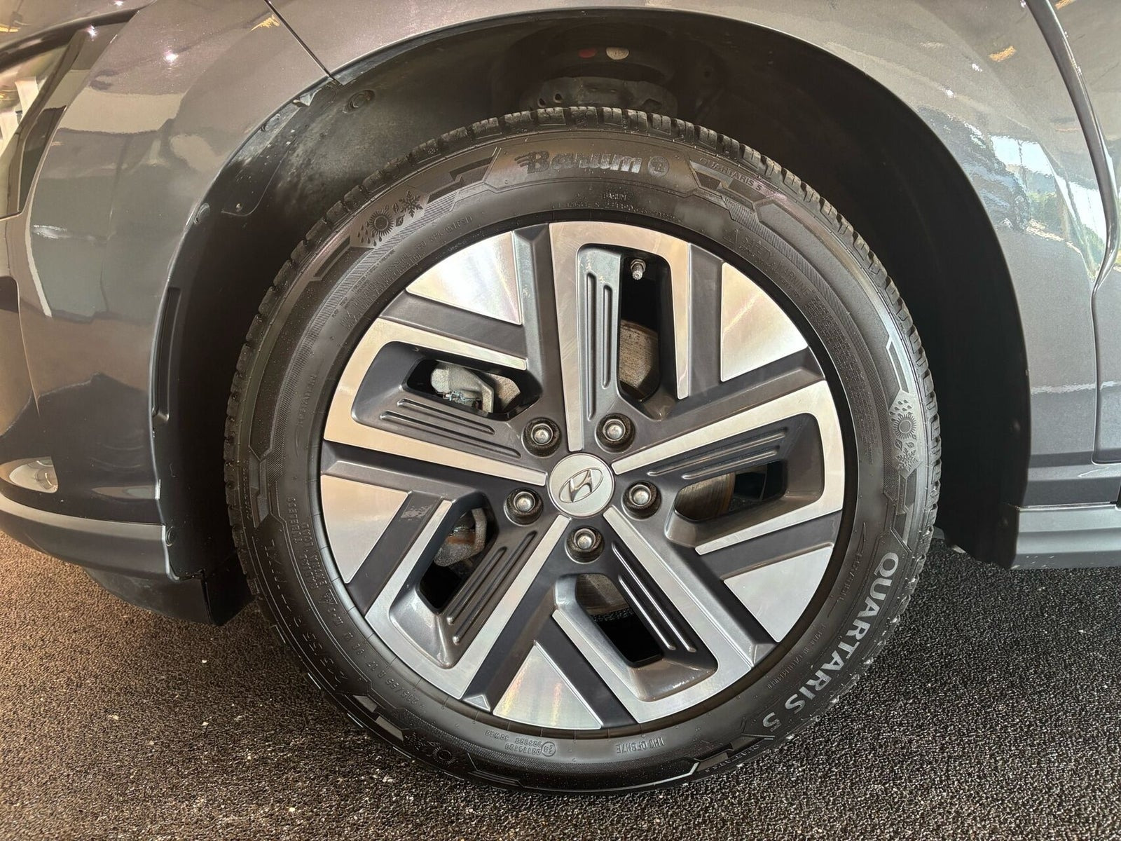 Grå Hyundai Kona fra 2021