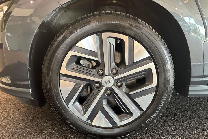 Grå Hyundai Kona fra 2021