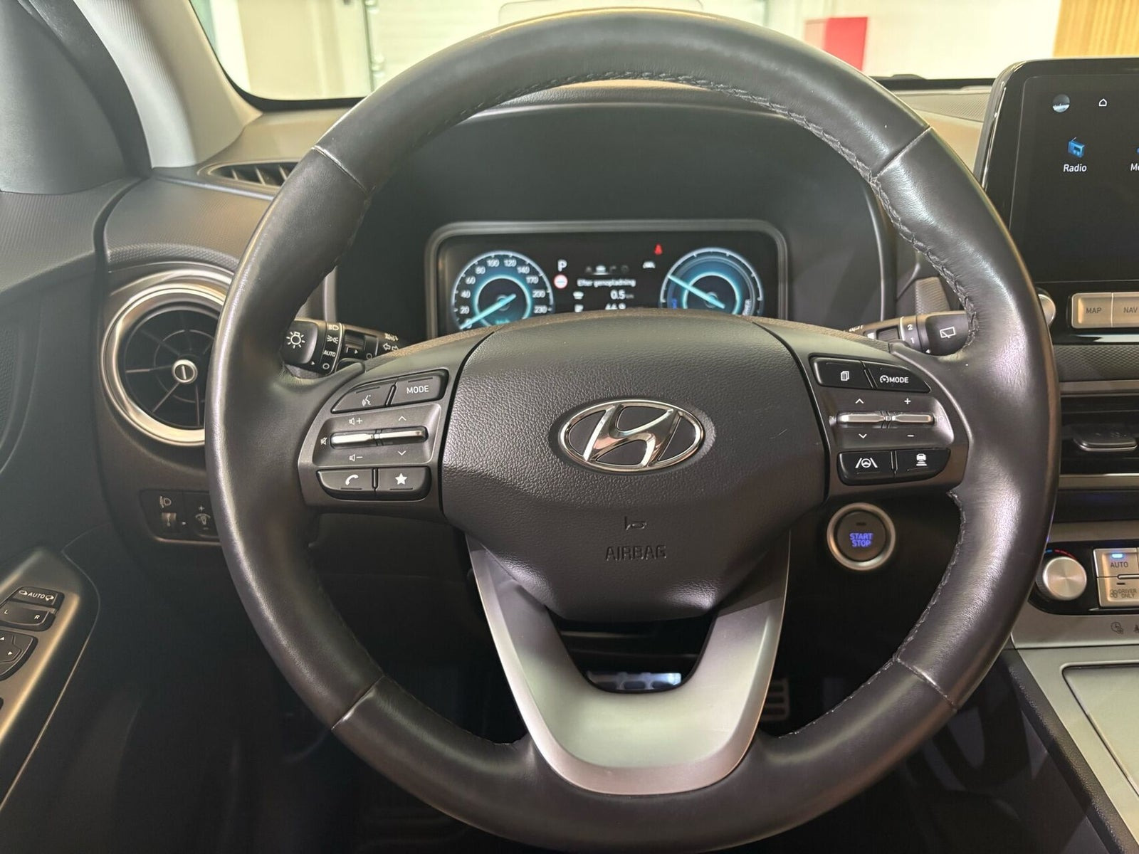 Grå Hyundai Kona fra 2021