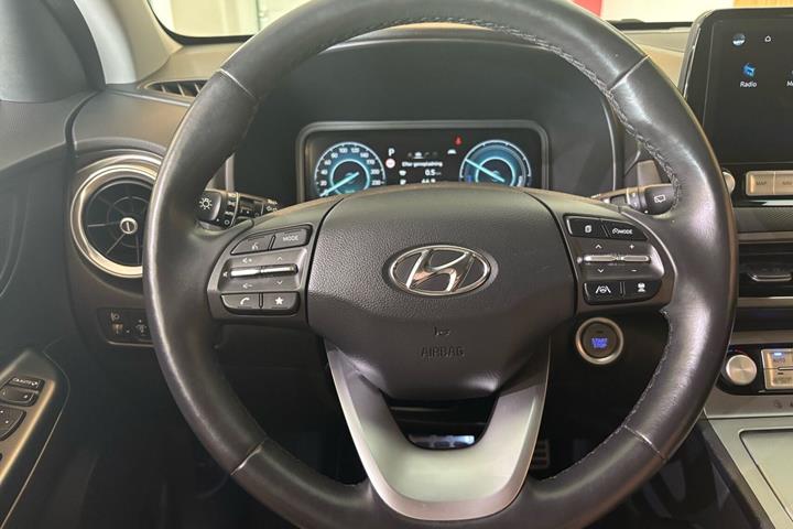 Grå Hyundai Kona fra 2021