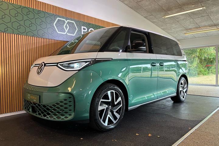 Grøn VW ID.Buzz fra 2023 set udefra