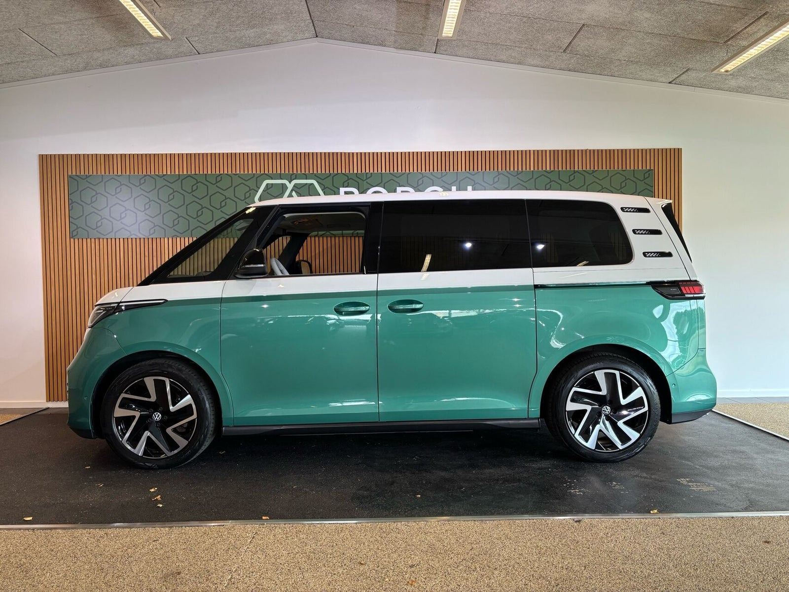 Grøn VW ID.Buzz fra 2023