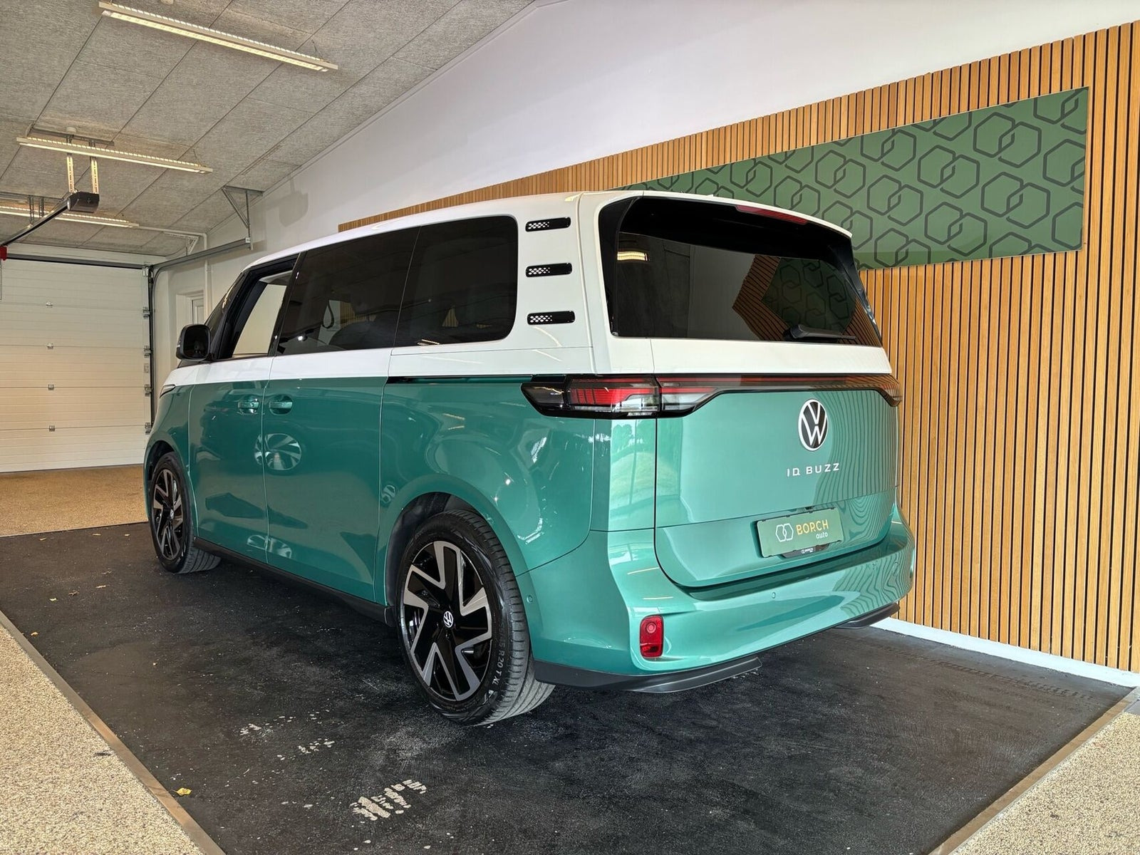 Grøn VW ID.Buzz fra 2023