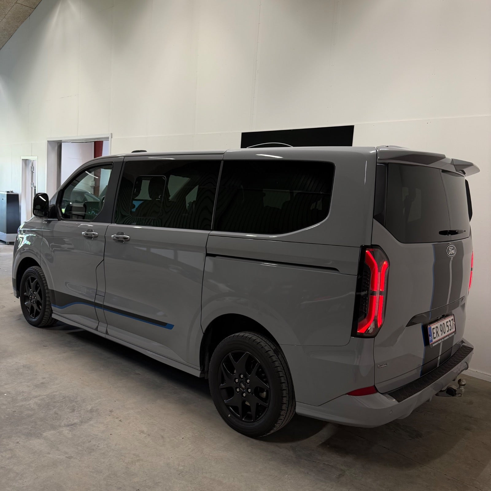 Grå Ford Tourneo Custom 340 L1 fra 2025