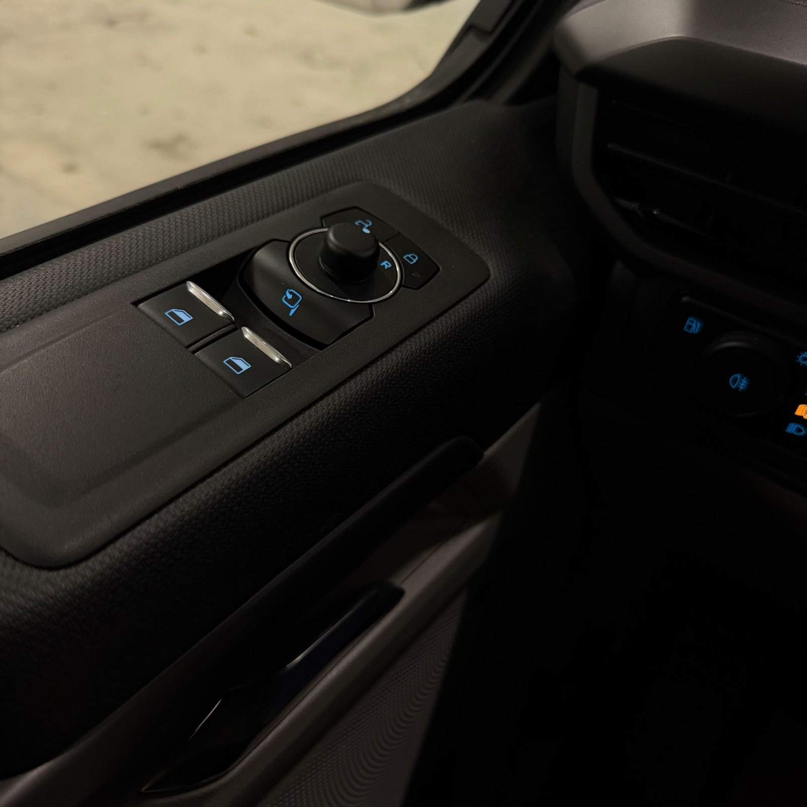 Grå Ford Tourneo Custom 340 L1 fra 2025