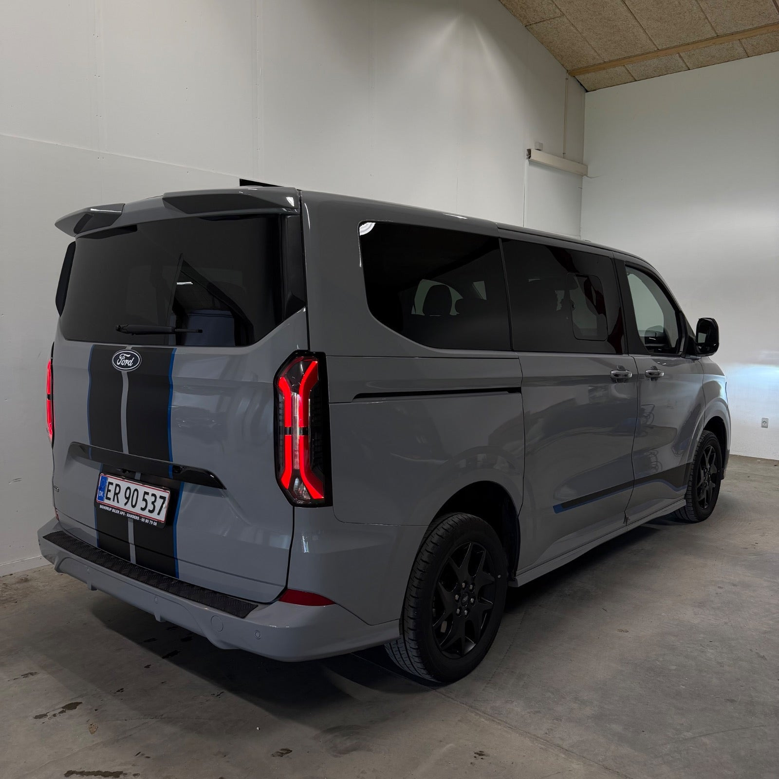 Grå Ford Tourneo Custom 340 L1 fra 2025