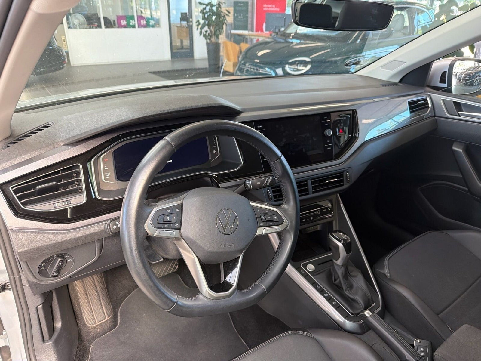 Sølv VW Taigo fra 2023