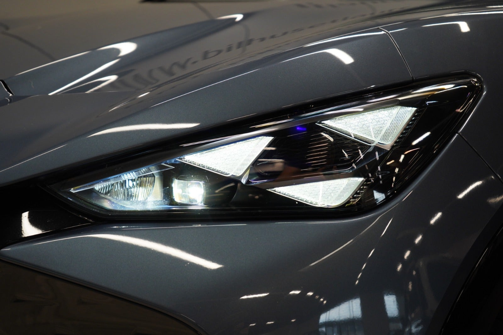 Blå Cupra Tavascan fra 2024
