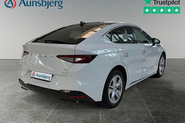 Hvid Skoda Enyaq fra 2023