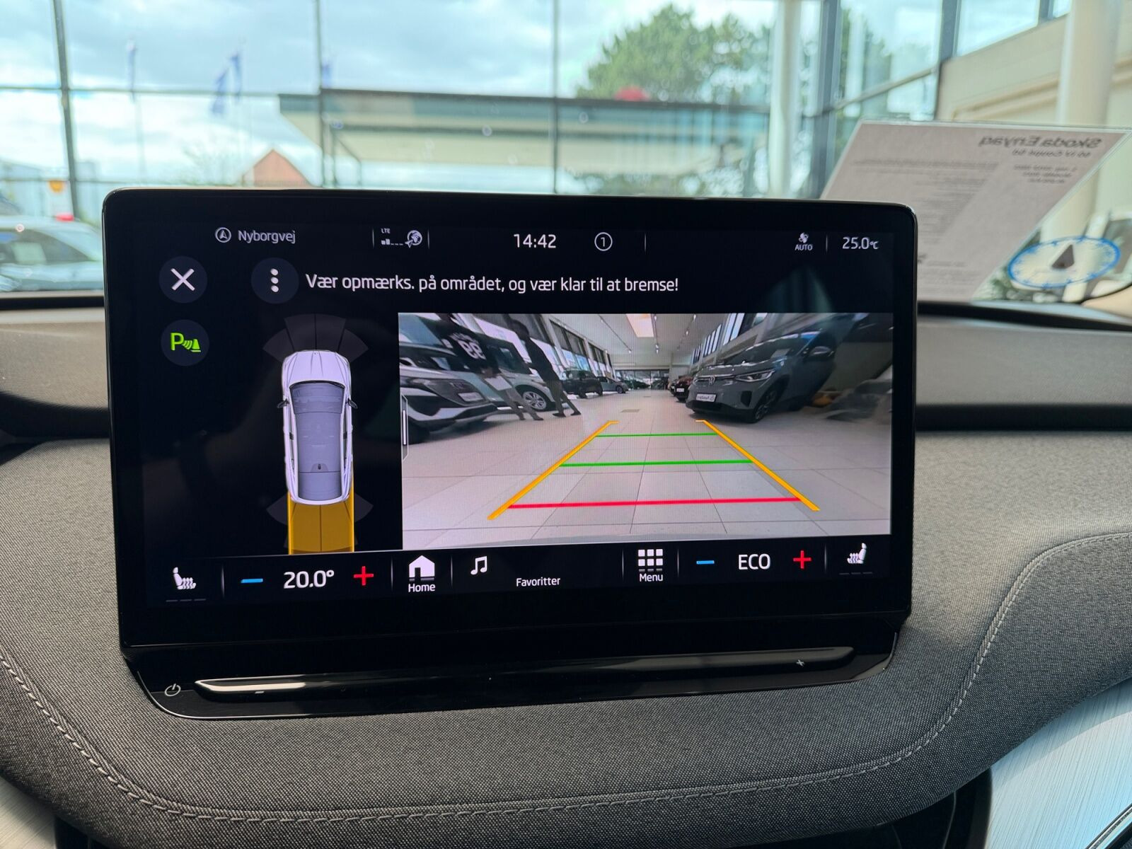 Hvid Skoda Enyaq fra 2023