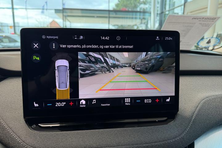 Hvid Skoda Enyaq fra 2023