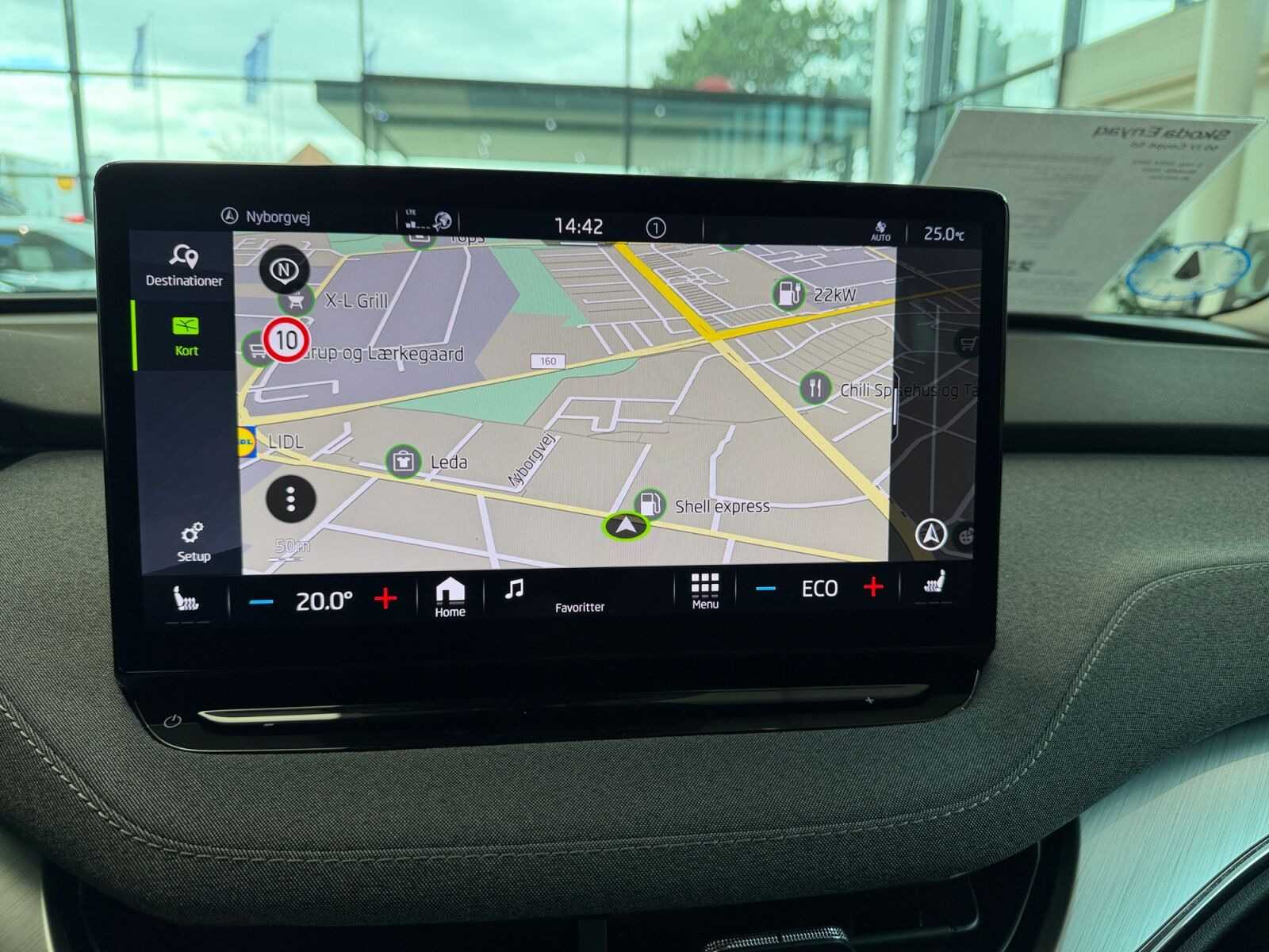 Hvid Skoda Enyaq fra 2023
