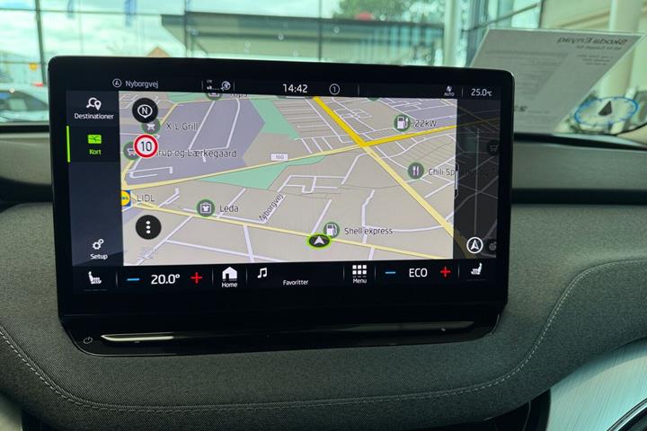 Hvid Skoda Enyaq fra 2023