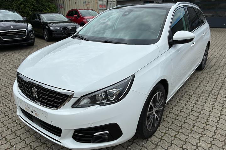 Hvid Peugeot 308 fra 2019 set udefra