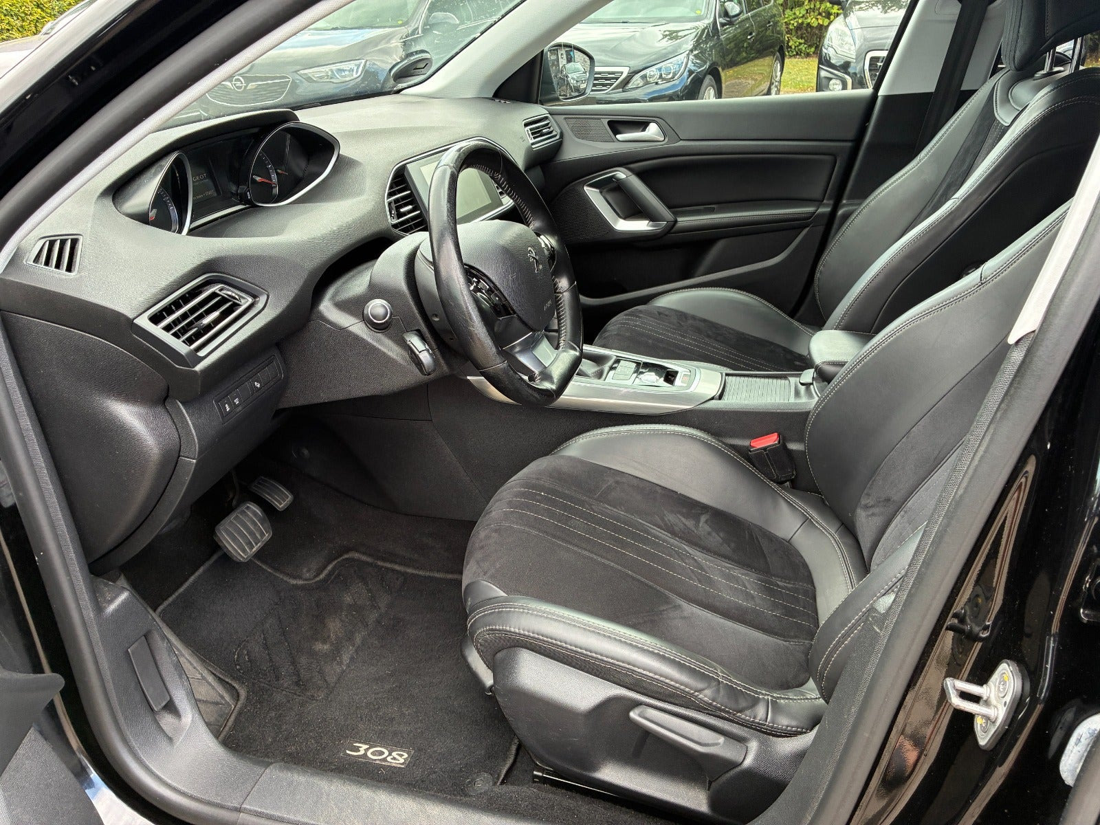 Sort Peugeot 308 fra 2016