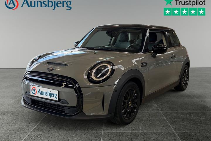 Grå Mini Cooper SE fra 2022 set udefra