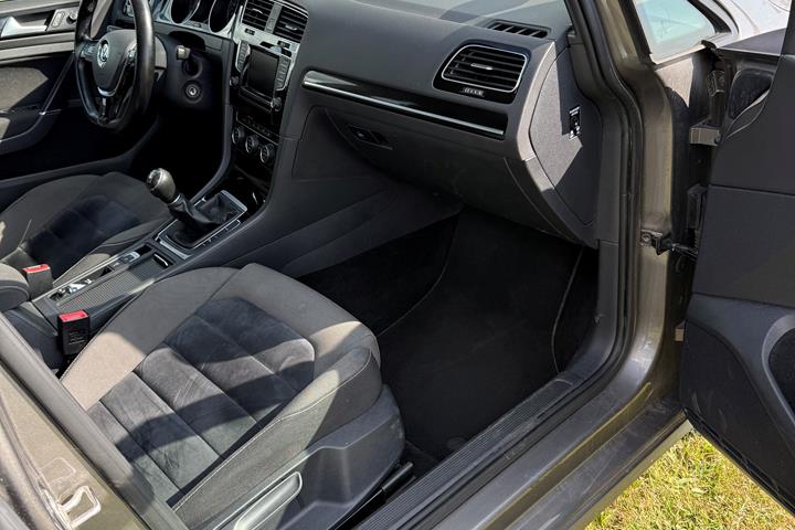 Grå VW Golf VII fra 2014