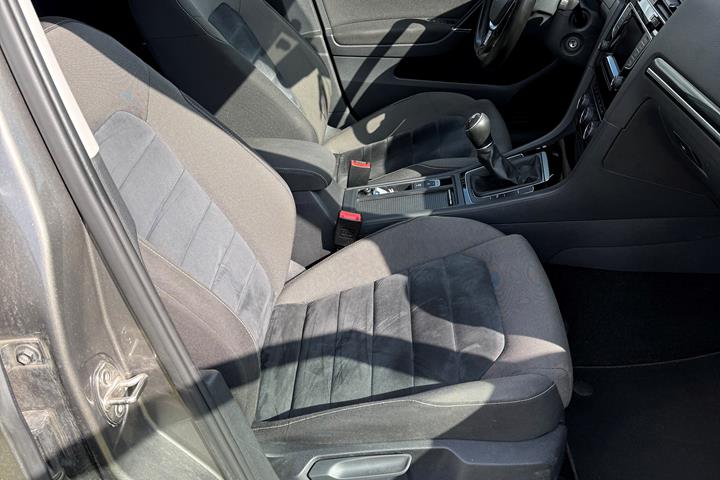 Grå VW Golf VII fra 2014