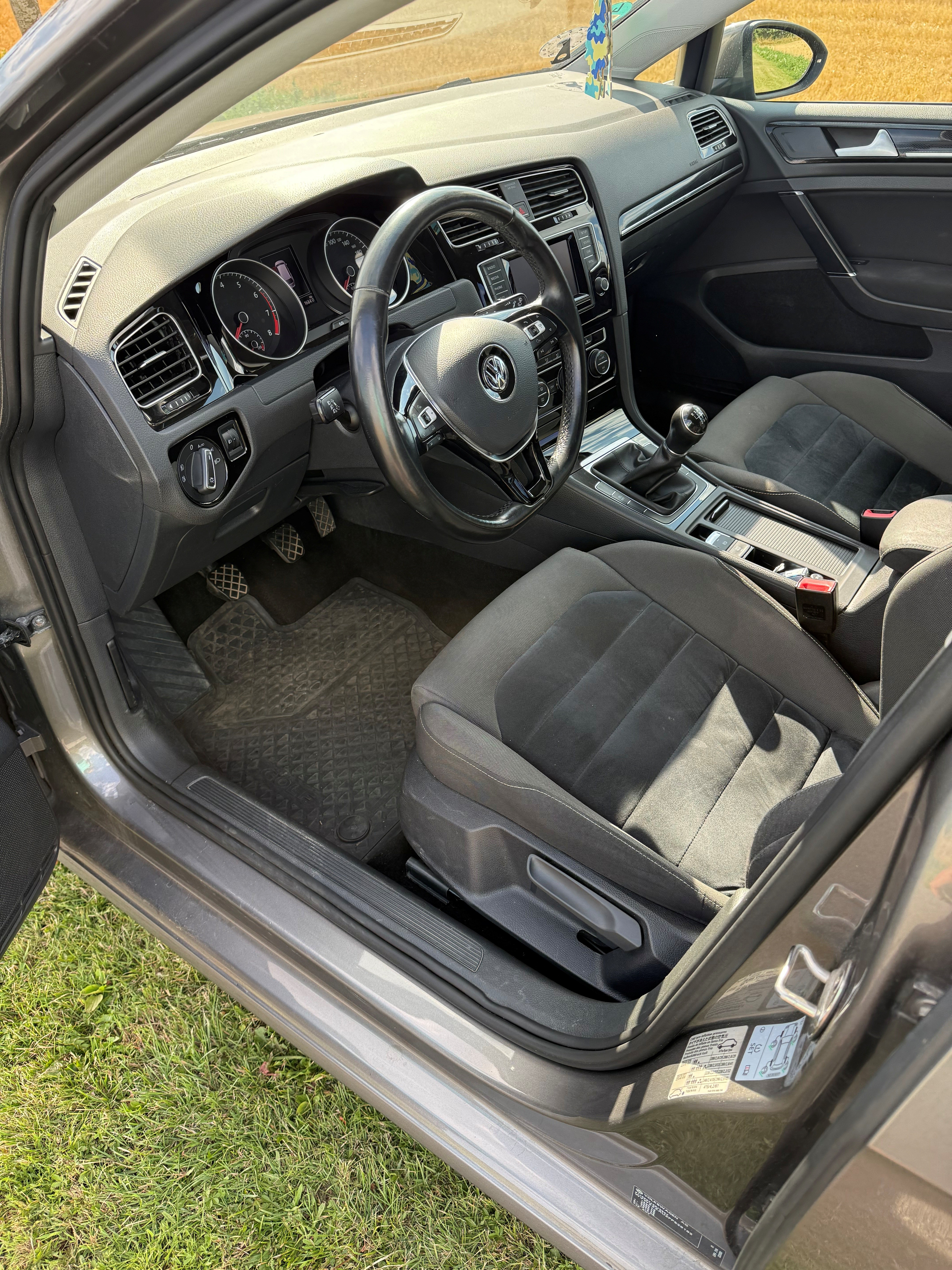 Grå VW Golf VII fra 2014
