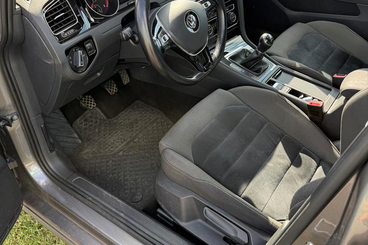 Grå VW Golf VII fra 2014