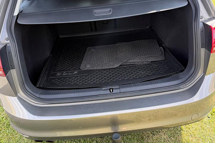 Grå VW Golf VII fra 2014