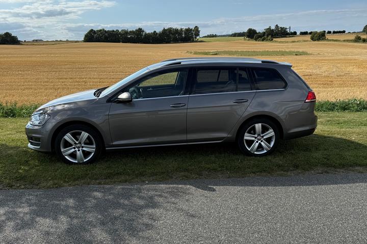 Grå VW Golf VII fra 2014