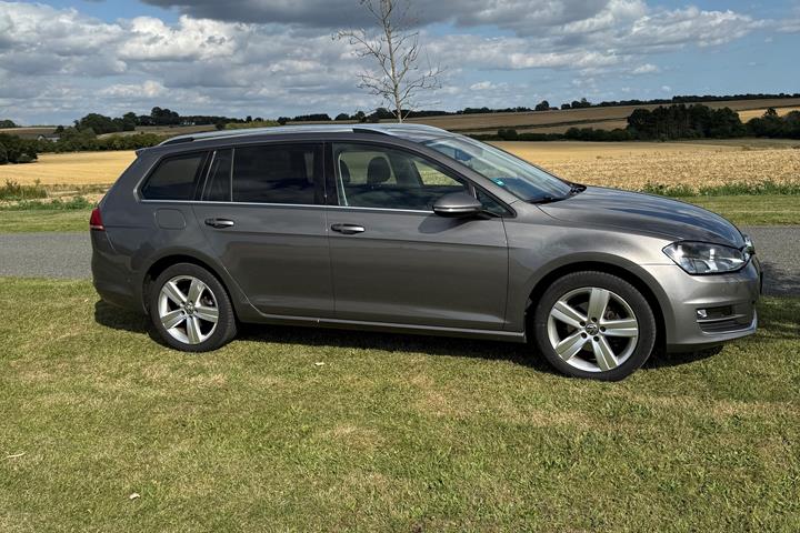 Grå VW Golf VII fra 2014