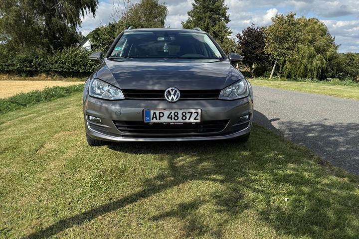 Grå VW Golf VII fra 2014
