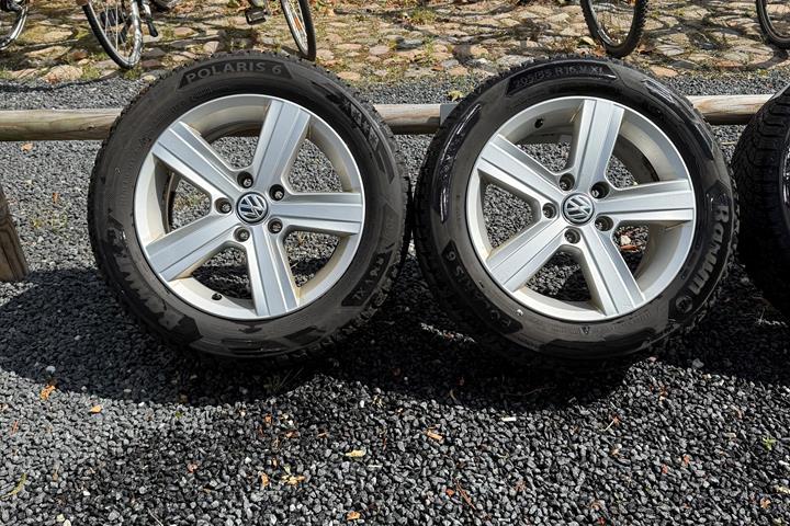 Grå VW Golf VII fra 2014