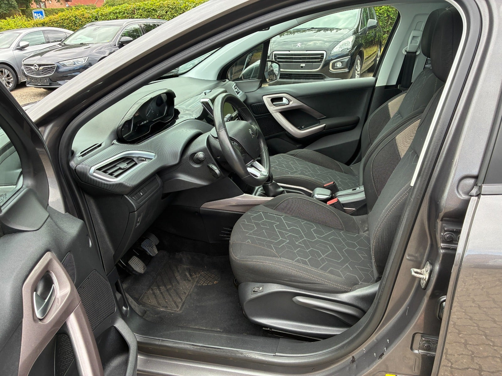 Grå Peugeot 2008 fra 2015