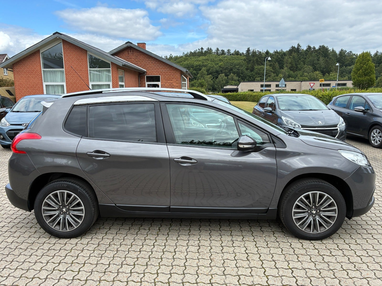 Grå Peugeot 2008 fra 2015