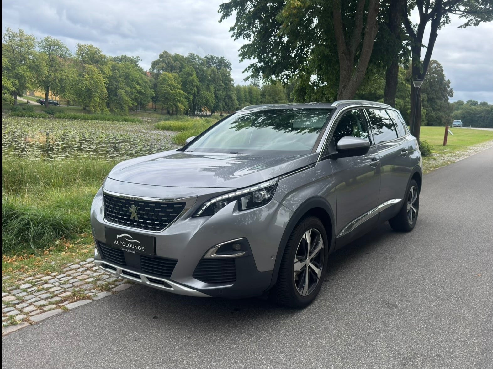 Grå Peugeot 5008 fra 2017