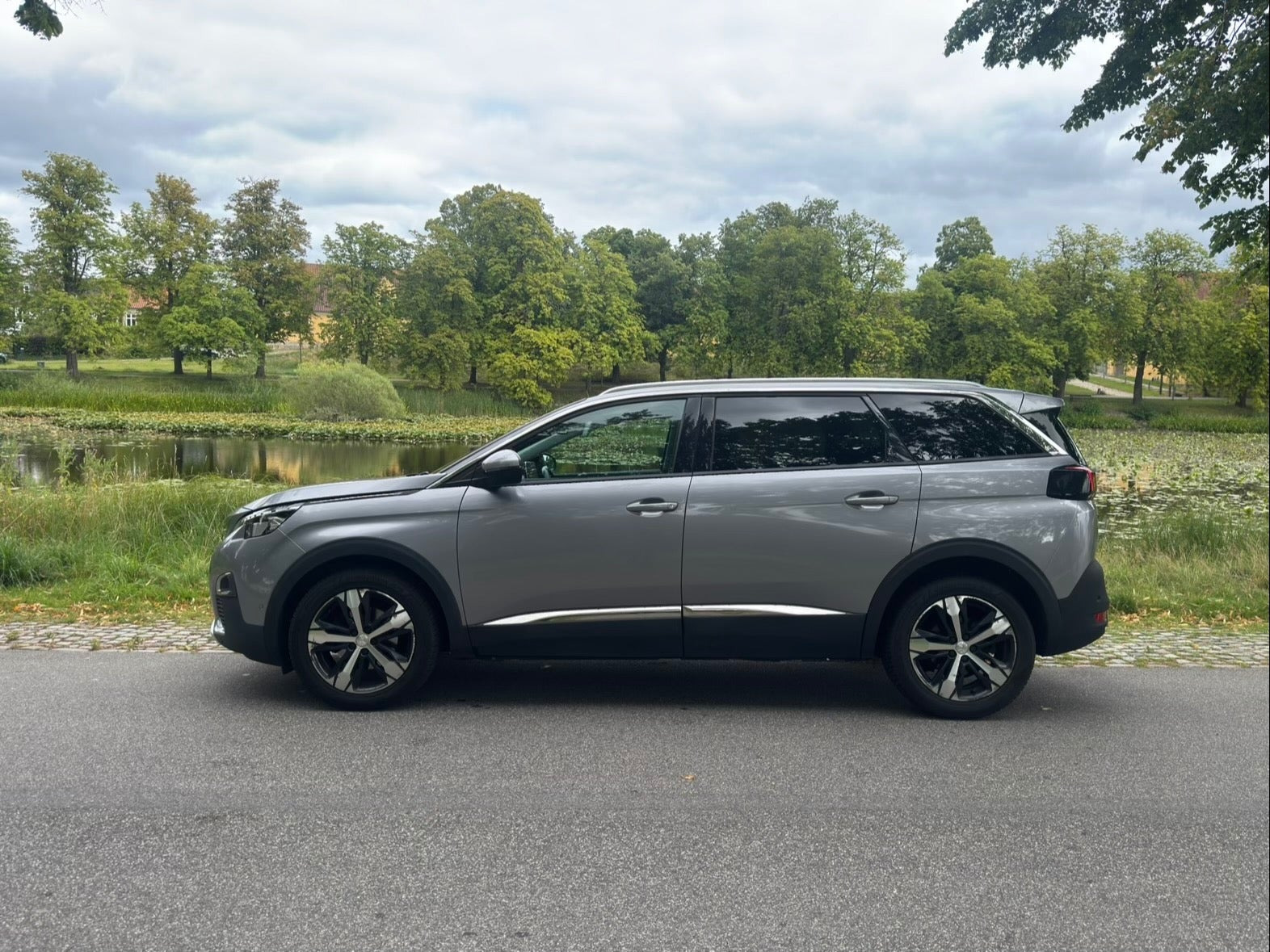 Grå Peugeot 5008 fra 2017