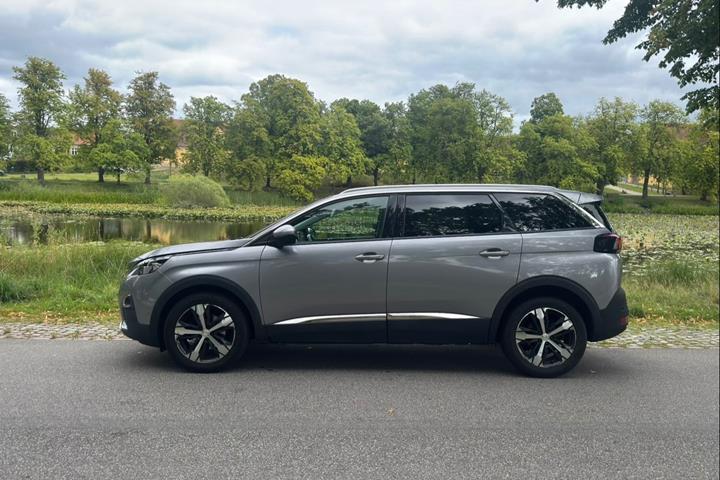 Grå Peugeot 5008 fra 2017