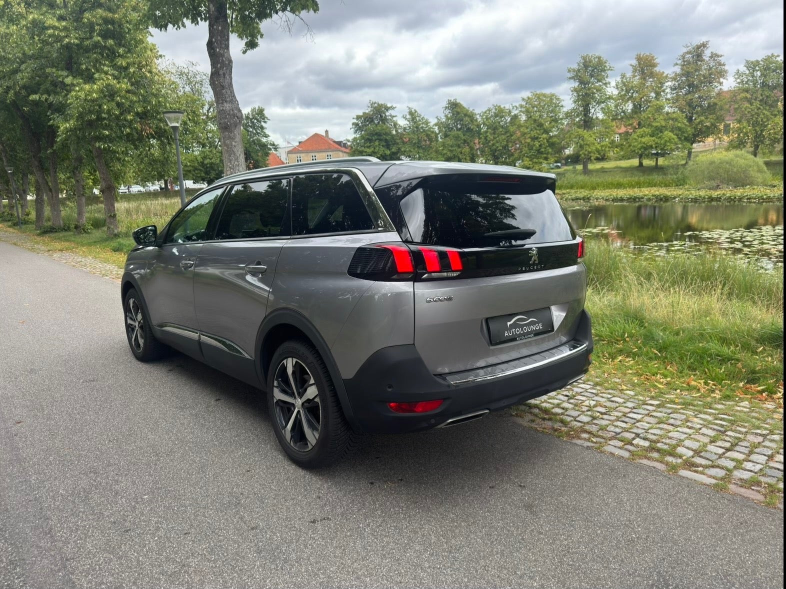 Grå Peugeot 5008 fra 2017