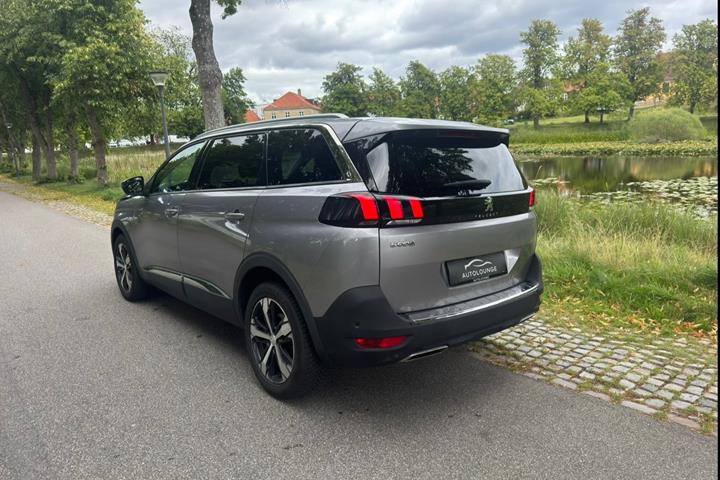 Grå Peugeot 5008 fra 2017