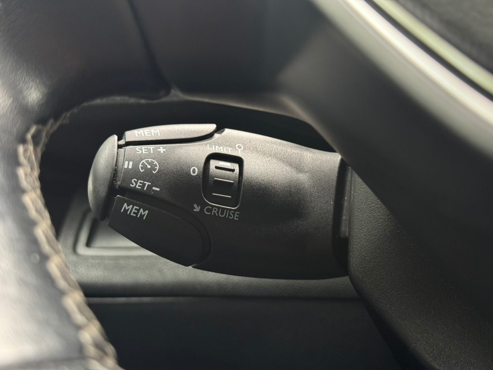 Grå Peugeot 5008 fra 2017