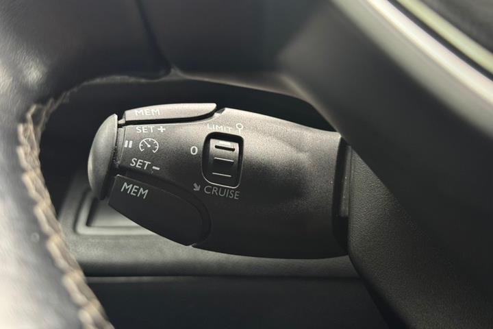 Grå Peugeot 5008 fra 2017