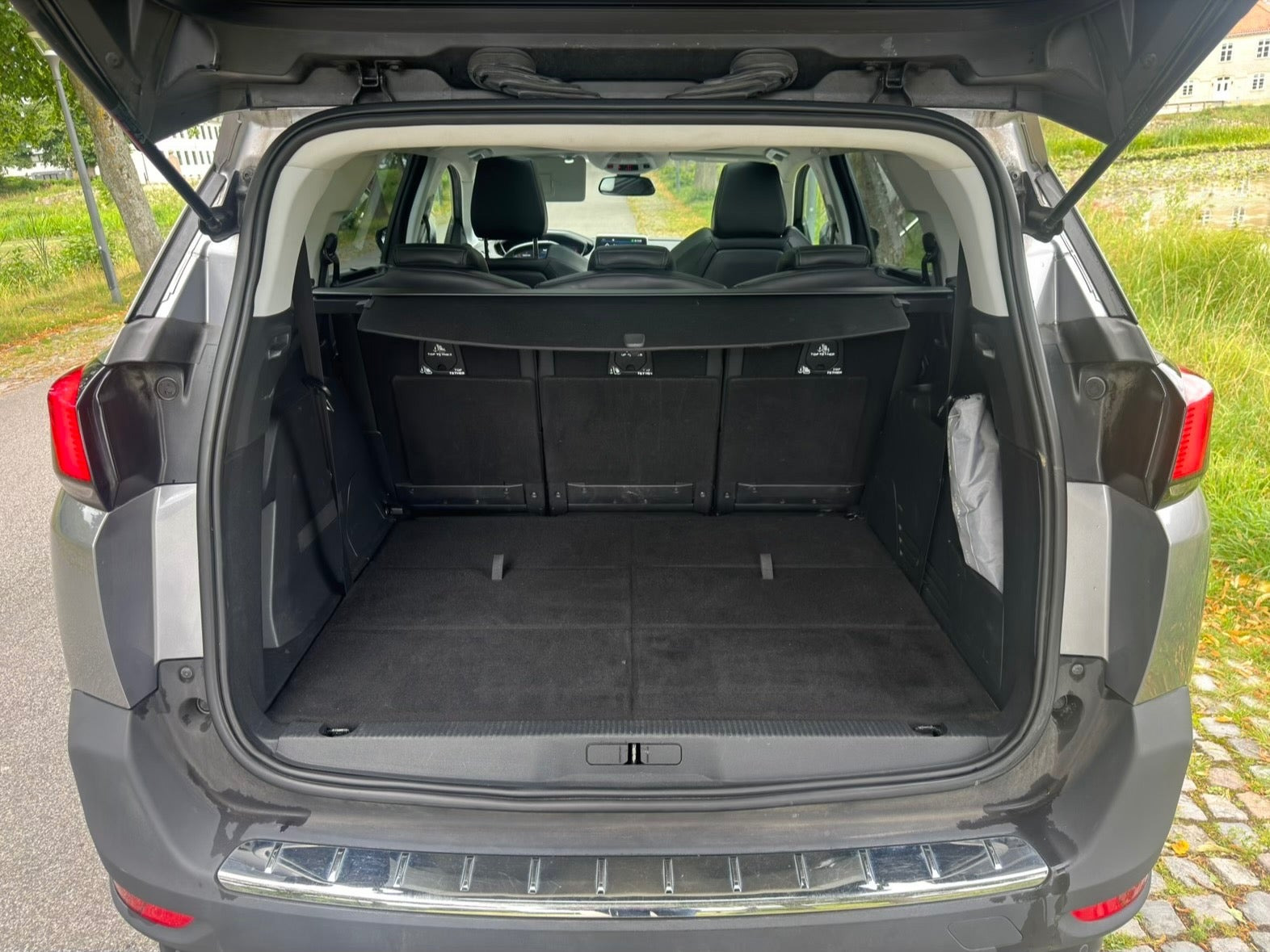 Grå Peugeot 5008 fra 2017